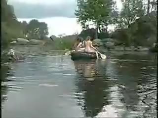 Kolme esimies tytöt alaston tytöt sisään the viidakko päällä vene varten putz metsästää