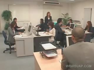 Jaapani küpsis saab roped kuni tema kontoris tool ja perses
