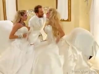 Dwa blondies z ogromny baloons w bridal dresses dzielenie się jeden putz