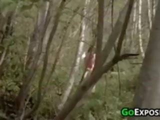 Naken flickor i den woods