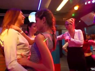 Lesbiană clubbers devine inpulit în public