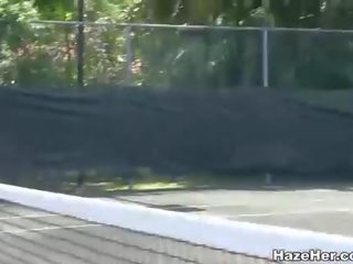 Rushes dělá lesbička acts v tenisový soud