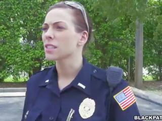 महिला पुलिस खींचें ओवर ब्लॅक suspect और चूसना उसके दस्ता