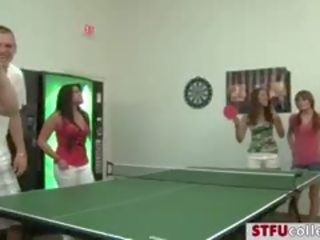Sportif kızlar enticing coeds sikme içinde foosball irklararası grup seks