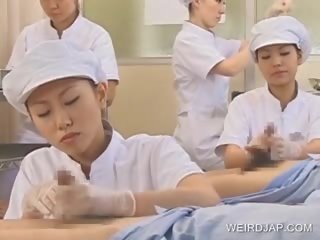 Japońskie pielęgniarka siorbanie sperma na zewnątrz z obrócony na penis