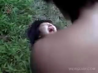 Frágil asiática hija consiguiendo brutalmente follada al aire libre