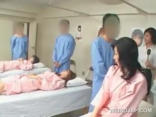 Aziatisch brunette jong dame klappen harig putz bij de ziekenhuis