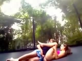 Trampolin sexamateur couple fucking on trampolin