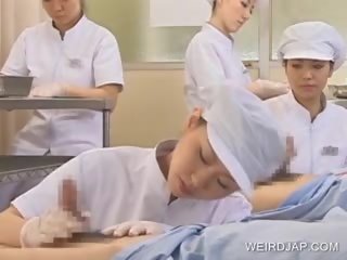 Японки медицинска сестра показно изпразване навън на възбуден хуй