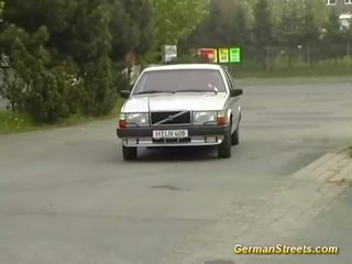 Blondi saksalainen on perseestä sisään auto pesu