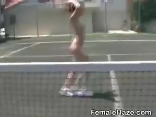 Akademi gadis mendapatkan telanjang di tenis pengadilan selama perpeloncoan
