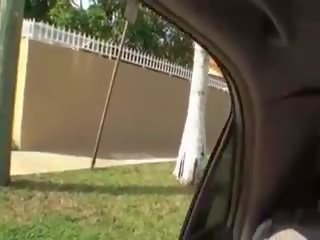 Due bruna ragazze succhiare prick in auto