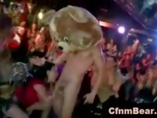 Muscled Stripper Sucked By Amateur CFNM Babes
