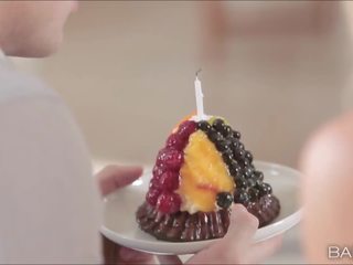 キアラ と カラ 持っている a お誕生日 三人組