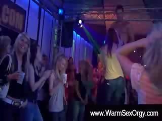 Fvml vajzat duke i zhveshur nga strippers në një orgji festë