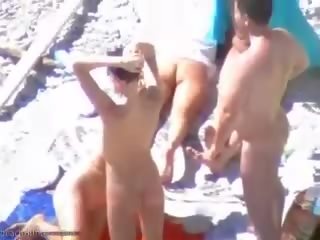 Kąpiel słoneczna plaża dziwki mieć część nastolatka grupa brudne film zabawa