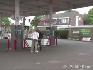 Muito grávida senhora público sexo a três em um gas estação