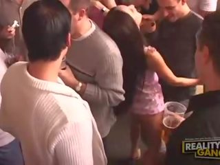Unplanned orgia con extraordinary ragazze spogliarsi e dando pompino in bar