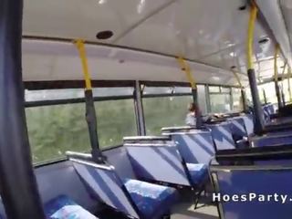 Amatorskie dziwki dzielenie się męskość w the publiczne autobus