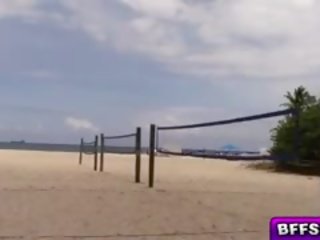 Ondeugend strand volleyball