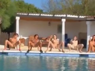 Six nagi dziewczyny przez the basen z poland
