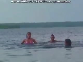 Vajzat në bikini fucked i vështirë në një picnic