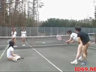 Ýapon sikilen during tenis oýun
