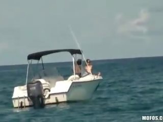 Due ragazze su un yacht spiato su e sbattuto