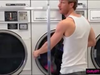 Sexy besties hebben plezier met een gelukkig makker in laundry gebied