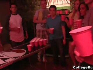 Birra pong giri in divertimento sporco video